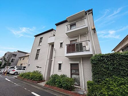 思い描いた暮らしをこの地で実現。静かな環境に佇む低層レジデンス。(空の加工を生成AIで行っています)