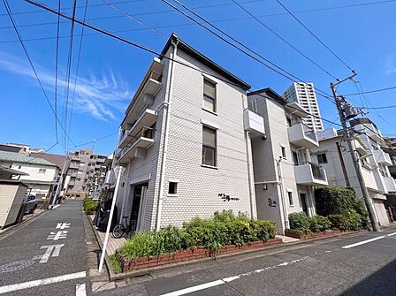日常の忙しさを忘れ、ゆったりとした時を刻む住環境が魅力。(空の加工を生成AIで行っています)