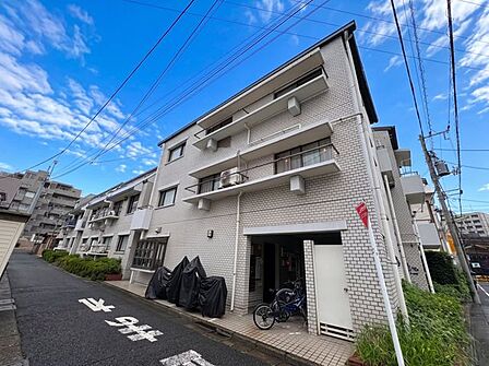 閑静な住宅街ならではの快適な暮らしをお楽しみいただけます。(空の加工を生成AIで行っています)
