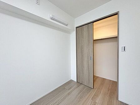 大容量収納可能なウォークインクローゼットはシーズンオフの服や普段使わない物をたくさん収納できます。
