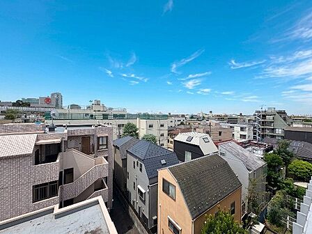 バルコニーに出た時には、頬をなでる優しい風を感じることが出来ます。つい深呼吸をしたくなる眺望です。(空の加工を生成AIで行っています)