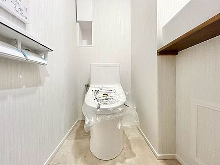 トイレはシャープでシンプルなデザイン。毎日使う場所だからこそ、使い勝手を考慮しました。