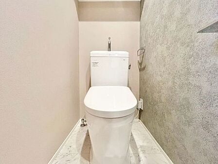トイレはシャープでシンプルなデザイン。落ち着いた雰囲気のリラックス空間です。