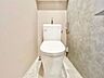 トイレ：トイレはシャープでシンプルなデザイン。落ち着いた雰囲気のリラックス空間です。