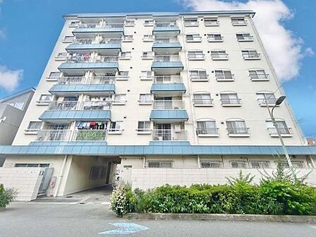 爽やかな青空の下に贅沢なほどに降り注ぐ陽光。豊かな居住性と、クオリティが見事に調和した住空間。