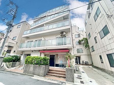 穏やかな住環境と充実の生活利便性を備えたこの地で誇りに思える住まいを実現。(空の加工を生成AIで行っています)