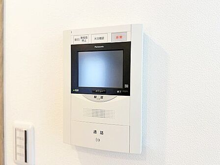 受話器を持たずに、来訪者と通話ができ、モニターで姿が確かめられるインターホンを採用しました。