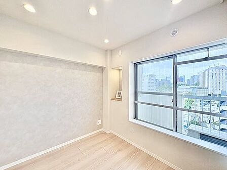 大きな窓からたっぷりと陽光が注がれる明るい空間。時を忘れて過ごす場所として過ごせるお部屋。