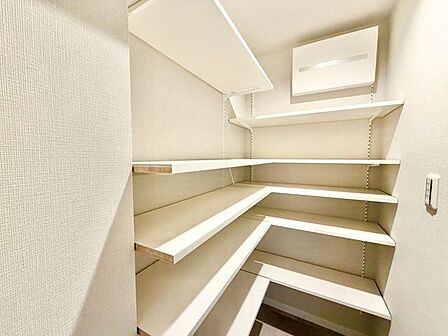 家族の靴をたっぷり収納できるシューズインクローゼット付きです。