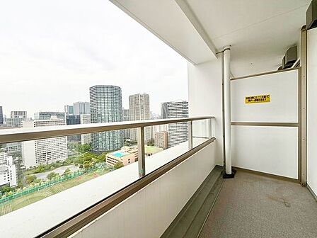 広々バルコニー付きで開放感を演出。日々の生活に潤いを与えてくれます。
