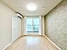 洋室：居心地のいい暮らしには欠かせない採光。たっぷりと陽光が注がれる明るい空間。