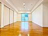 室内：伸びやかな空間のなかで、ゆったりとしたひと時を過ごせます。