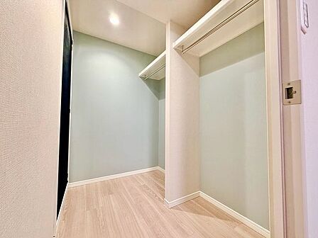 大容量収納可能なウォークインクローゼットはシーズンオフの服や生活用品をたくさん収納できます。