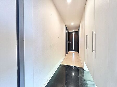 お出掛けの際も帰宅の際も気持ちが良いすっきりとした印象の玄関。