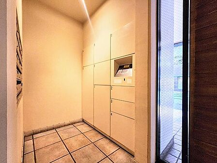 宅配BOX。お仕事やお出かけで荷物が受け取れない時も大変便利です。
