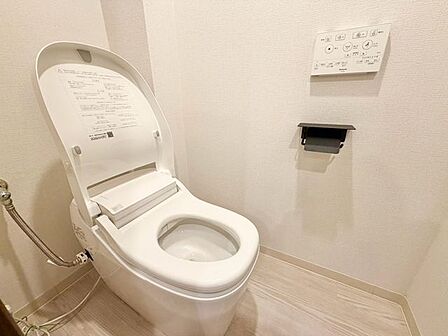 毎日使うものだから、「シンプルでムダのないデザイン」で空間と調和するタンクレストイレ。