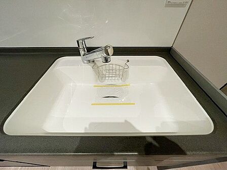 キレイなお水がいつでも安心して飲める浄水器付。