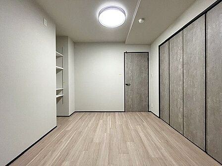 ナチュラルカラーのフローリングのお部屋は、温かみを感じさせリラックスをもたらす効果があります。