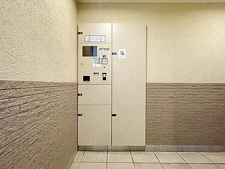 お仕事やお出かけで荷物が受け取れない時も大変便利な宅配ボックス完備。