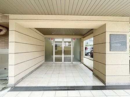 外と内をつなぐエントランスは、まさに顔となる場所。シンプルながらも上質な空間を作り出します。