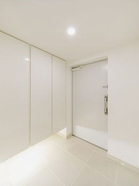 ただいまと叫びたくなるような玄関は毎日の行き帰りで使う空間。明るく迎えてくれるお部屋は嬉しいですね。
