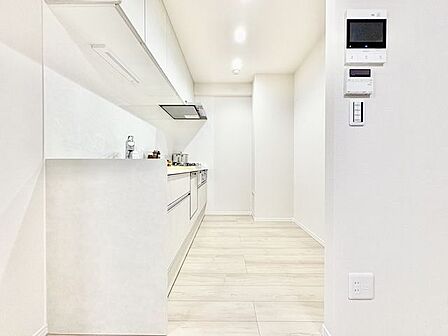 ホワイトを基調とした清潔感のあるキッチン。使い勝手の良い設備のキッチンで効率よくお料理ができます。