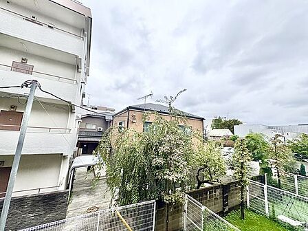 広々としたバルコニーに出た時には、頬をなでる優しい風を感じることが出来ます。