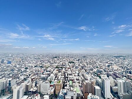 遠くまで見渡せる気持ちよさ。遮るもののない開放感あふれる眺望。(空の加工を生成AIで行っています)