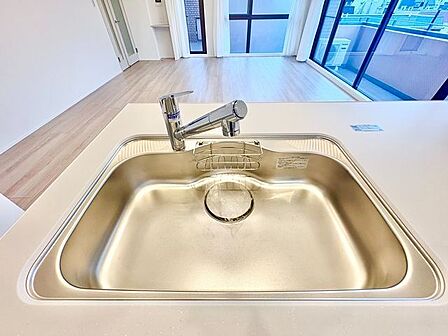 キレイなお水がいつでも安心して飲める浄水器付き。シンクまわりもすっきりとし水栓のデザインもオシャレ。