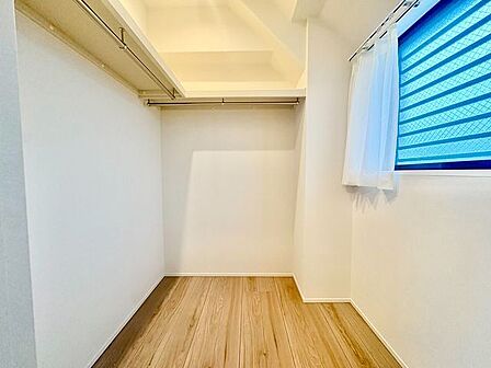 収納力豊富なウォークインクローゼットは洋服や小物類など、目的に応じてすっきり美しい収納を実現します。