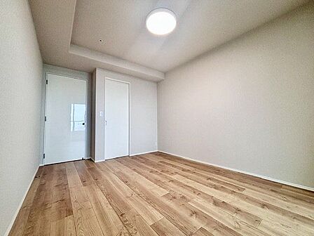 一日の疲れをいやしてくれる主寝室。時を忘れて過ごす場所として過ごせるお部屋。