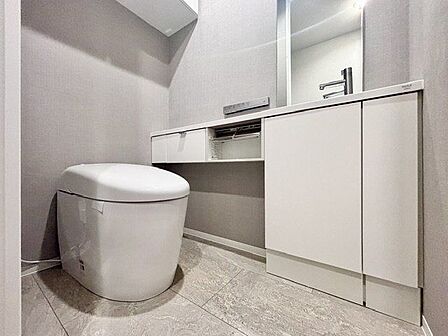 毎日使うものだから、「シンプルでムダのないデザイン」で空間と調和するタンクレストイレ。