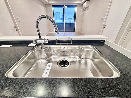 大きな調理器具や食器類もゆったり洗えるシンクです。