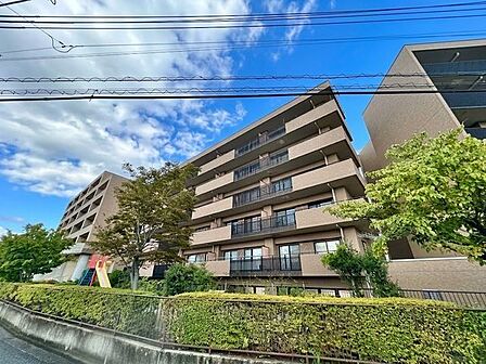 流行に左右されず、将来にわたって価値が継続する「上質」な佇まい。（空の加工を生成AIで行っています）