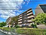 外観：流行に左右されず、将来にわたって価値が継続する「上質」な佇まい。（空の加工を生成AIで行っています）