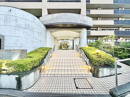 エントランスの脇に緑を植栽してあります。ご帰宅されるご家族を温かく出迎えてくれます。