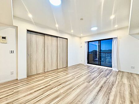 角住戸の開放感と独立性を謳歌するLDK。華やいだ気分で心満たされる、そんな空間です。