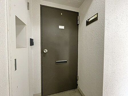 毎日出入りに使う玄関は外出する時は爽やかに、帰宅するときはホッとする落ち着いた空間へ。