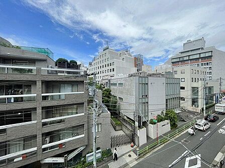 さまざまな表情の景色を眺めながら、くつろぎのひと時をお過ごし頂けます。(空の加工を生成AIで行っています)