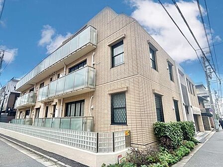 重厚感のある低層マンション。ゆったりと落ち着いた時間をお過ごしいただけます。（空の加工を生成AIで行っています）