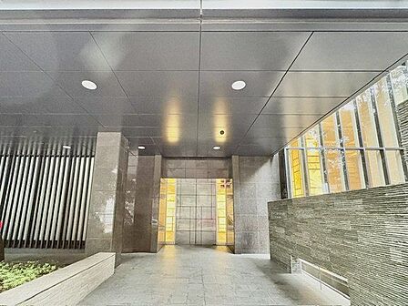 外と内をつなぐエントランスは、まさに顔となる場所。シンプルながらも上質な空間を作り出します。