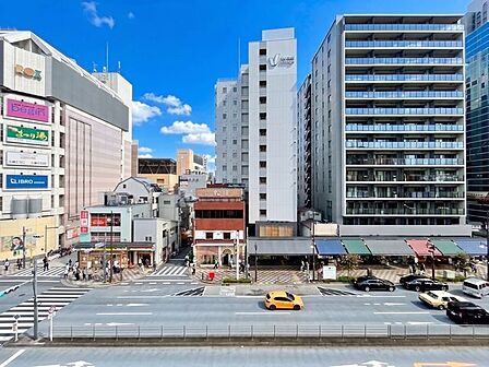 さまざまな表情の景色を眺めながら、くつろぎのひとときをお過ごしいただけます。（空の加工を生成AIで行っています。）