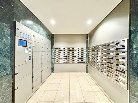 お仕事やお出かけで荷物が受け取れない時も大変便利な宅配ボックス完備。