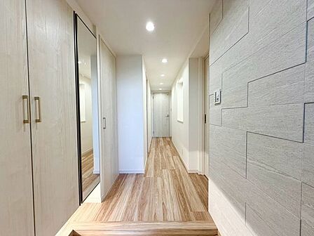 毎日の行き帰りで使う大事な玄関は、清潔感があり、明るく迎えてくれます。