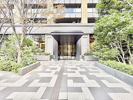 外と内をつなぐエントランスは、まさに顔となる場所。シンプルながらも上質な空間を作り出します。