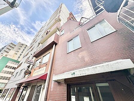 住まう方々が歳月をかけて育んだ豊かな歴史を感じるマンション。気品溢れる佇まいが暮らしを素敵に変える。