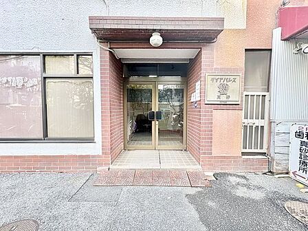 落ち着きのある温かな風情のエントランスは、訪れる方々を優しく包み込み、心地よい空間を演出しています。