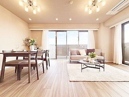 洗練された内装の住空間。伸びやかな空間のなかで、ゆったりとしたひとときを過ごせます。