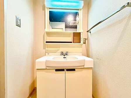 清潔感のある色合いのプライベート空間は、身だしなみチェックや肌のお手入れに最適です。