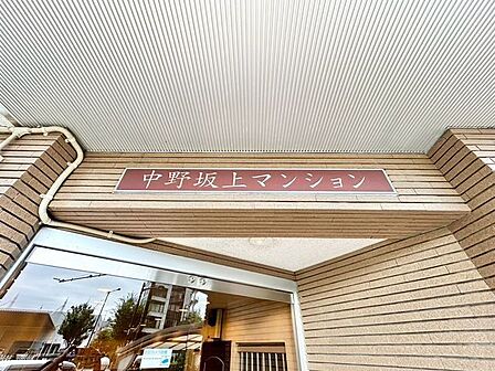 スタイリッシュなマンション名プレートは上質な住空間へ導きます。訪れるたび帰るたびに優しくおもてなし。
